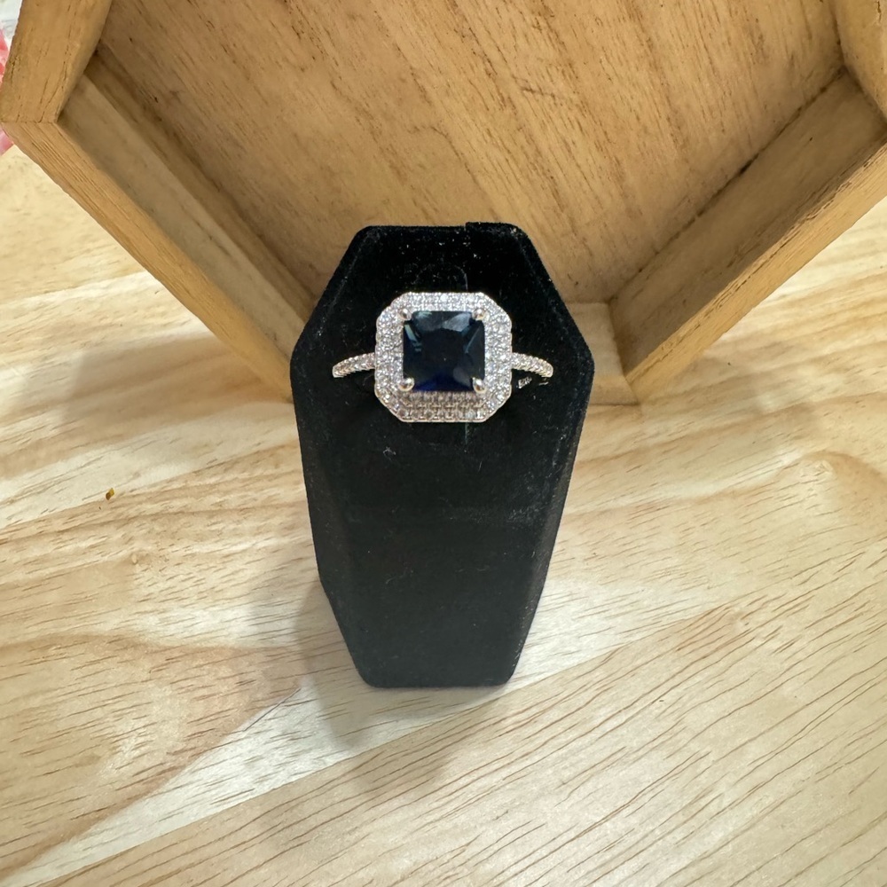 SIZE 10 WEDDING RING - Picture 3 of 6